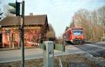 Ein Bahn�bergang bei Dellmensingen, der die fr�here Idylle noch gut erkennen l��t und noch heute ausstrahlt. Die Handkurbel ist zwar schon lange durch eine automatische Halbschranke ausgetauscht worden, das alte Bahnw�rterh�uschen ist in Privateigent ...