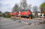 218 487-7 und 218 456-2 und IC Allg�u fahren mit reduzierter Geschwindigkeit durch die Bahn�bergangs-Baustelle in Bellenberg am 17.04.2012. 