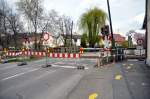Absperrung und Beschilderung der Baustelle des Bahn�bergangs in Bellenberg, am 17.04.2012 (Dauer der Sperrung von Montag 16.04.12 fr�h bis Freitag 19.04.12 mittags). 
Trotz der eindeutigen Hinweise und Absperrungen konnte man Nachmittags etwa einen  ...