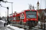 Bahn�berg�nge Bahn�bergang in Illertissen; Beschilderung von einer Seitenstrasse. Es f�hrt gerade der 650 322 aus, am 20.01.2010.