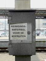 Verschiedenes/14890/im-kopfbahnhof-von-oostende-findet-der Im Kopfbahnhof von Oostende findet der Lokfhrer fast am Ende des Bahnsteigs dieses praktische Schrnkchen mit Material zum Reinigen der Frontscheiben. 12.04.09 (Jeanny)  