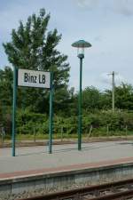 Bahnhofsschilder/42009/bahnhofsschild-von-binz-lb-lokalbahn-bzw Bahnhofsschild von Binz LB (Lokalbahn, bzw. des 'Rasenden Rolands) und eine 'moderne' Pilzlampe. 
Juni 2009