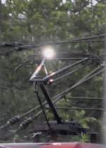Oberleitungen/87634/den-richtigen-moment-erwischt-ein-lichtbogen Den richtigen Moment erwischt. Ein Lichtbogen an einem Stromabnehmer einer 182 im Albanstieg bei Ulm, am 12. 08. 2010.