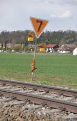 Geschwindigkeitsanzeiger vor einer Baustelle bei Bellenberg (Erneuerung des Bahn�bergangs), am 19.04.2012.