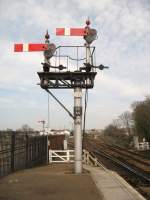 Signale und Sicherheitstechnik/2783/doppelfluegel-signal-in-st-erthkann-neben-halt Doppelflgel-Signal in St Erth.
Kann neben Halt - hier im Bild - auch freie Fahrt und Langsamfahrt anzeigen.