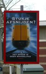Verbots-und Warnschilder/10665/nicht-die-gleise-als-spazierweg-bentzen Nicht die Gleise als Spazierweg bentzen fotografiert in Leiden am 14-02-2009.