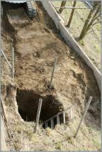 Hier wird gerade das Grab f�r die alten Fahrleitungsmaste geschaufelt: Das Loch f�rs Fundament der neuen Masten.
Bei Neyruz, den 12. M�rz 2012