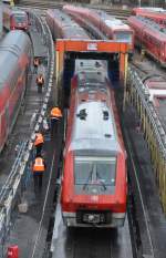 Reinigung Waschtag im L�ndle: Die Waschanlage in Ulm ist in Betrieb und wird in einem Waschgang zwei 611er und einen 628 waschen; zuerst ist 611 010 an der Reihe. Der Vorgang ist gut von der Stra�enbr�cke aus zu beobachten, am 26.02.2010.