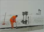 Geleise und Weichen/54754/um-die-weichen-vom-schnee-zu Um die Weichen vom Schnee zu befreien, war am 24.12.09 in Pontresina Handarbeit angesagt. (Jeanny)