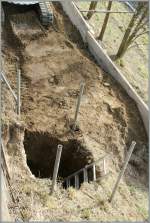 Oberleitungen/185198/hier-wird-gerade-das-grab-fuer Hier wird gerade das Grab für die alten Fahrleitungsmaste geschaufelt: Das Loch fürs Fundament der neuen Masten.
Bei Neyruz, den 12. März 2012