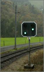 Signale und Sicherheitstechnik/100047/das-ausfahrforsignal-b-von-obermatt-steht Das Ausfahrforsignal (B*) von Obermatt steht, sonst unblich, mitten im 'Bahnhof'. 
18. Oktober 2010