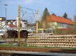 Signale und Sicherheitstechnik In Illertissen wurden alle Be- und Entladegleise r�ckgebaut. Nur das alte Profilma� zur �berpr�fung der beladenen Fahrzeuge (Profilsicherung) steht noch ohne Funktion dort, am am 13.04.2009.