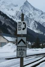 Signale und Sicherheitstechnik Anstelle der �blichen Signale, zieren solche Kommunikations- Hinweisschilder die Alpen-Metro Strecke von Vallorcine nach St- Gervais. 
Dieses Bild entstand am 12.03.2009 in Chamonix.