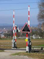 Signale und Sicherheitstechnik Da wir hier in letzter Zeit viele Bilder von �lteren Bahn�berg�ngen gesehen haben, stelle ich als Erg�nzung noch ein Bild von einem der aktuell modernsten Bahn�berg�nge im Thurgau ein. Dieser befindet sich an einam Waldrandspazierweg nahe Kreuzlingen. 