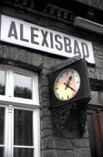 sonstiges Bahnhofsschild und Uhr am Bahnhof Alexisbad aus Naturstein, am 02.11.1999.