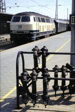 sonstiges 215 001-9 hat am 09.07.1982 noch einen Dampfheizkessel f�r die Wagenheizung. Da die Kupplungen f�r die Dampfheizung im Sommer nicht ben�tigt werden, werden bzw. wurden diese in Ulm auf den Bahnsteigen in St�ndern wie im Vordergrund bereit gehalten.